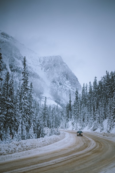 黑车在泥泞的雪地上行驶